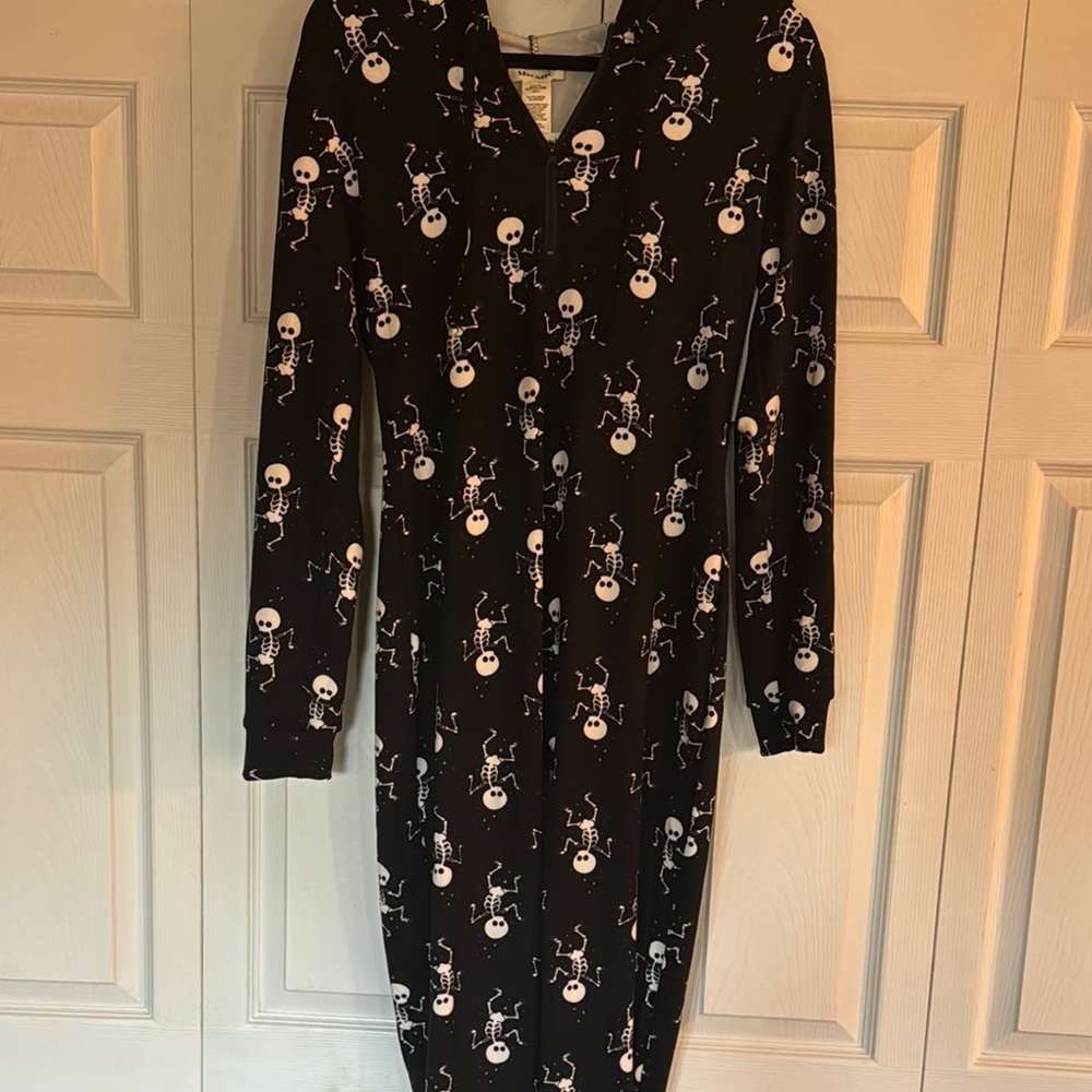 SHOSHO ONSIE LOUNGEWEAR / PAJAMA Black and White Skull Print 1/4 zip - Picture 10 of 11